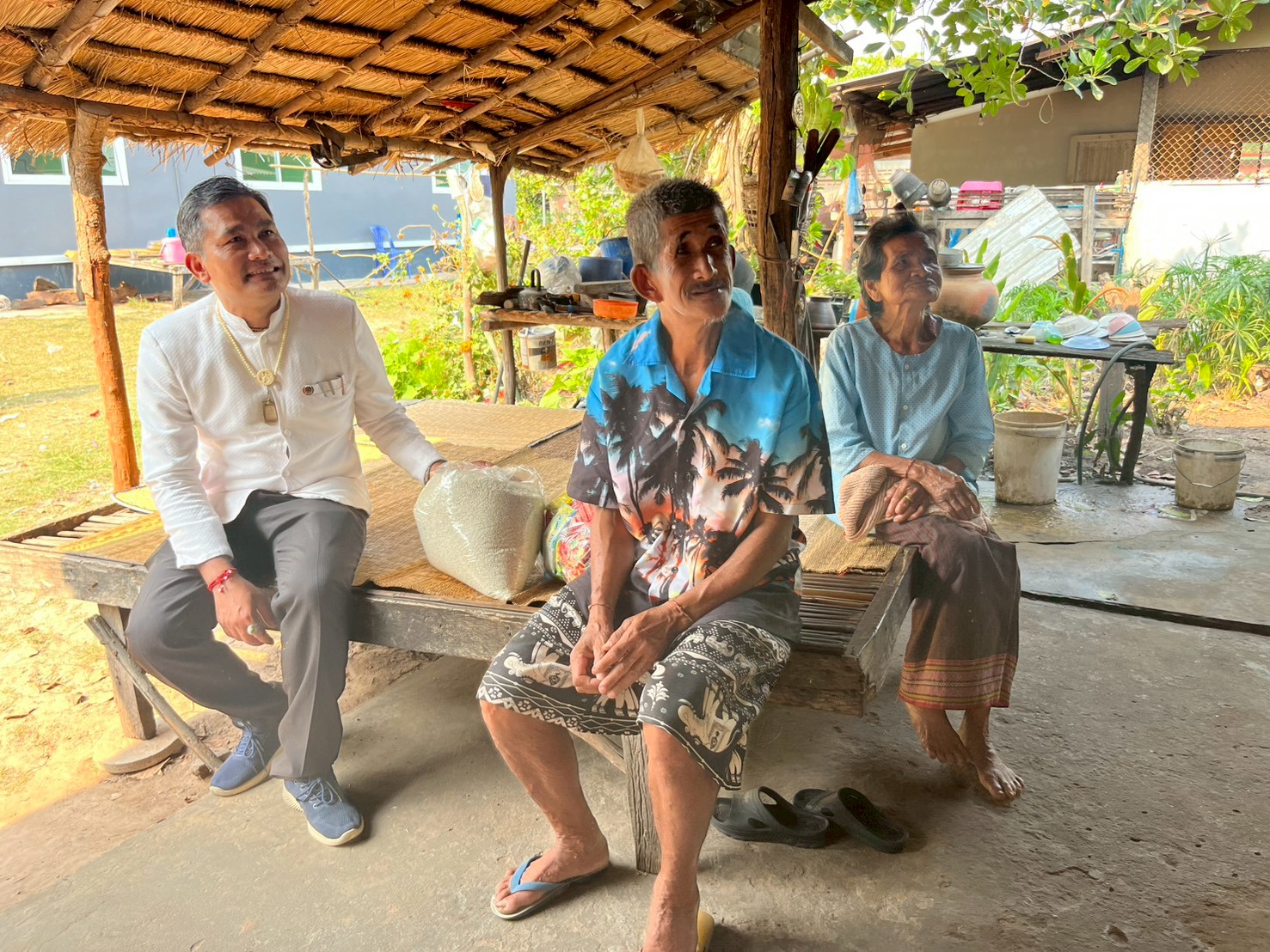 พช.ป่าติ้ว ลงพื้นที่ติดตามครัวเรือนเป้าหมาย มอบถุงยังชีพ ขับเคลื่อนนโยบายขจัดความยากจนอย่างยั่งยืน