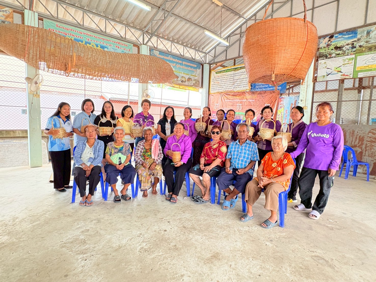 พช.ป่าติ้ว รุกเสริมแกร่งสตรี! เปิดโครงการจักสานตะกร้าบ้านนาดี หมู่ที่3 ตำบลโคกนาโก มุ่งสร้างรายได้ ยกระดับงานฝีมือสู่สากล