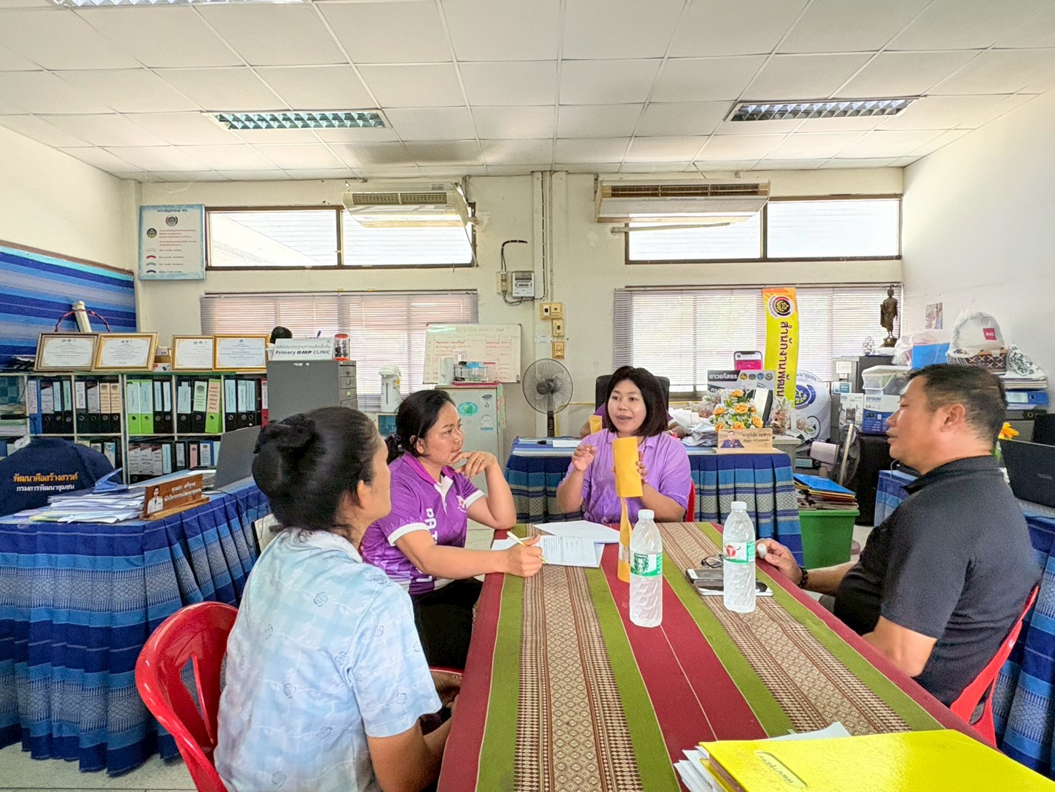 สำนักงานพัฒนาชุมชนอำเภอป่าติ้ว ให้คำแนะนำผู้ประกอบการที่สนใจสมัครขึ้นทะเบียน OTOP ยกระดับภูมิปัญญาท้องถิ่นสู่สากล