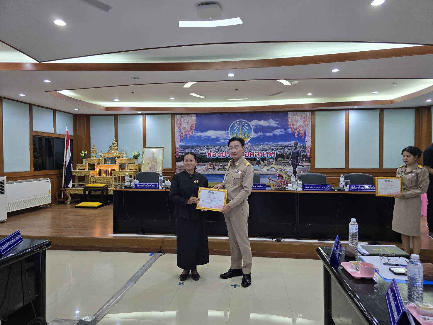 สพอ.ป่าติ้ว ร่วมแสดงความยินดีกับ นางรำไพร เมืองคง เนื่องในโอกาศเข้ารับมอบใบประกาศเกียรติคุณ สตรีดีเด่นการขับเคลื่อนนโยบายและภารกิจสำคัญของกระทรวงมหาดไทย จังหวัดยโสธร ประจำปี 2569  