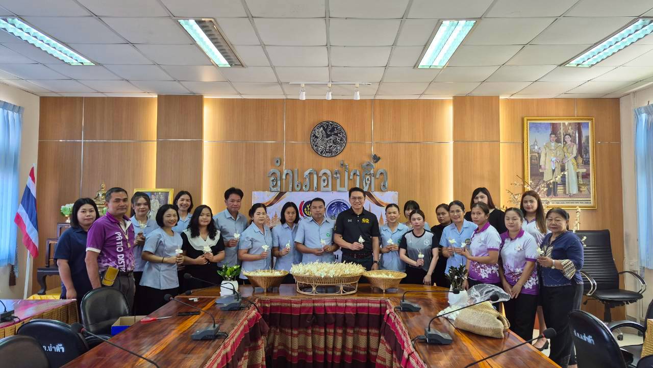 สพอ.ป่าติ้ว รวมพลังจิตอาสา ประดิษฐ์ “ดอกไม้จันทน์” ถวายความอาลัย พระบรมราชชนนีพันปีหลวง