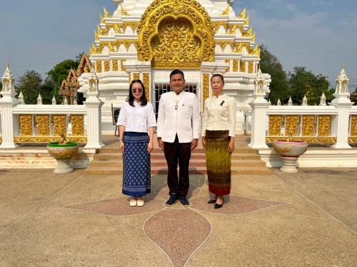 พช.ป่าติ้ว ร่วมทำบุญตักบาตร ณ วัดหนองบาก ขับเคลื่อนกิจกรรมวัดประชารัฐสร้างสุข