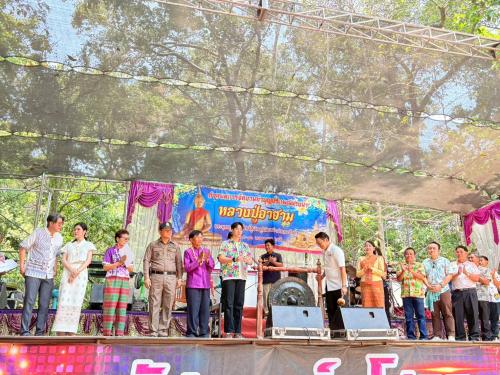 พช.ป่าติ้ว สืบสานประเพณีไทยทำบุญสรงน้ำพระ ณ วัดอาฮาม ตำบลโพธิ์ไทร อำเภอป่าติ้ว จังหวัดยโสธร