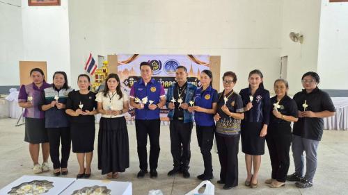 สพอ.ป่าติ้ว รวมพลังจิตอาสาประดิษฐ์ดอกไม้จันทน์ ถวายความอาลัย สมเด็จพระบรมราชชนนีพันปีหลวง
