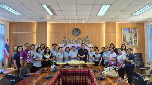 สพอ.ป่าติ้ว รวมพลังจิตอาสา ประดิษฐ์ “ดอกไม้จันทน์” ถวายความอาลัย พระบรมราชชนนีพันปีหลวง